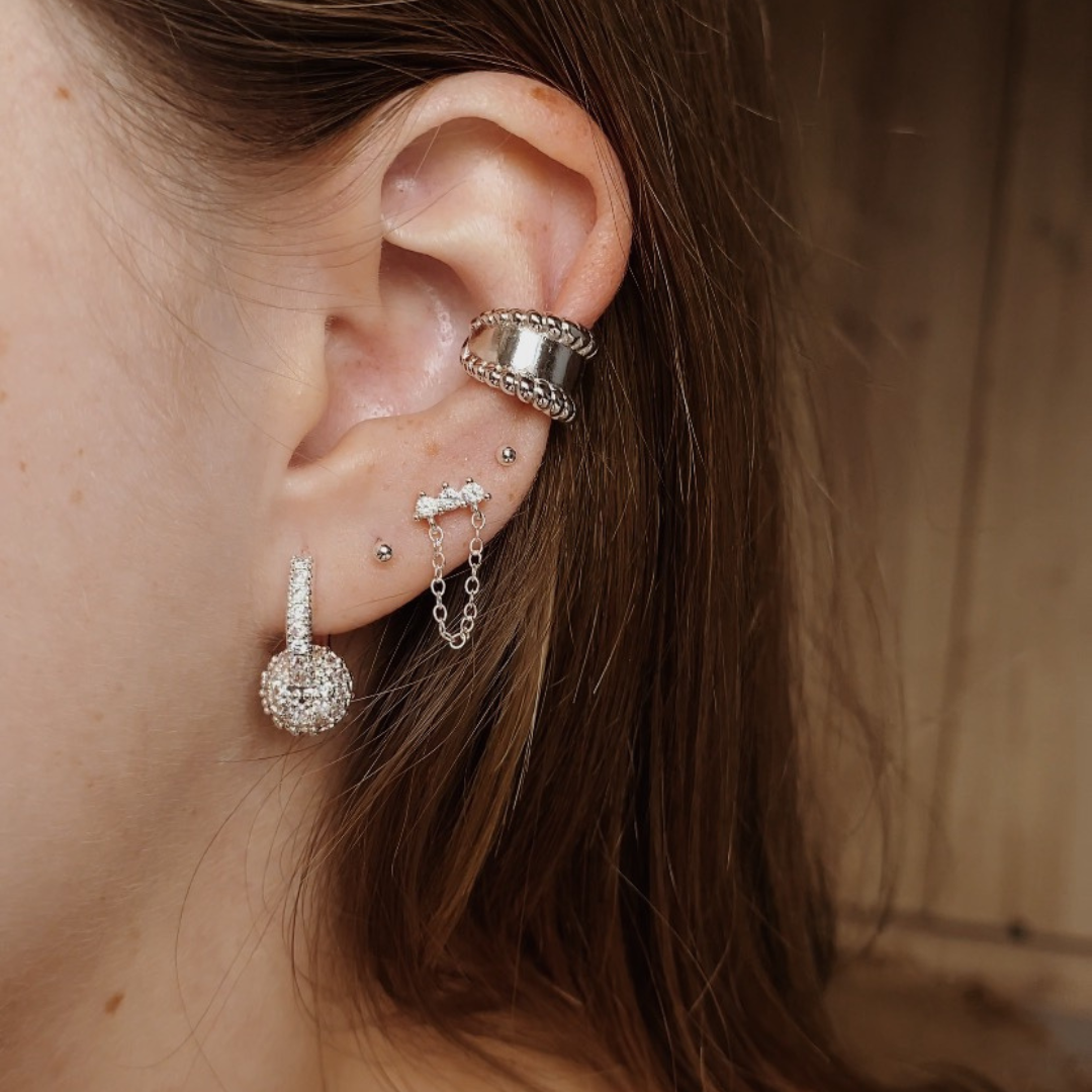 Shiny chain stud